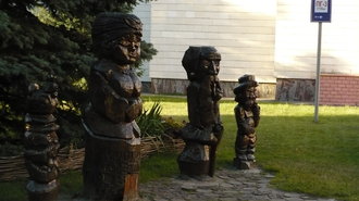 Дерев'яна скульптура навпроти санаторію «Полтава»
